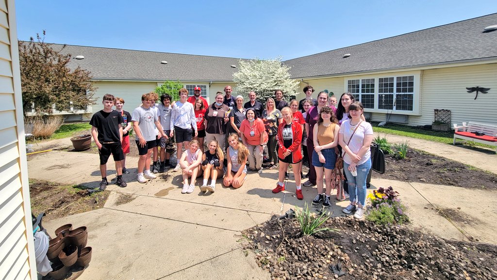 FLCS_CLO's tweet photo. Beautification at @BethanyPointeHC assisted living and recycling with Mr. Davis! #FJSHSDayofService https://t.co/PdMlOYHcvu