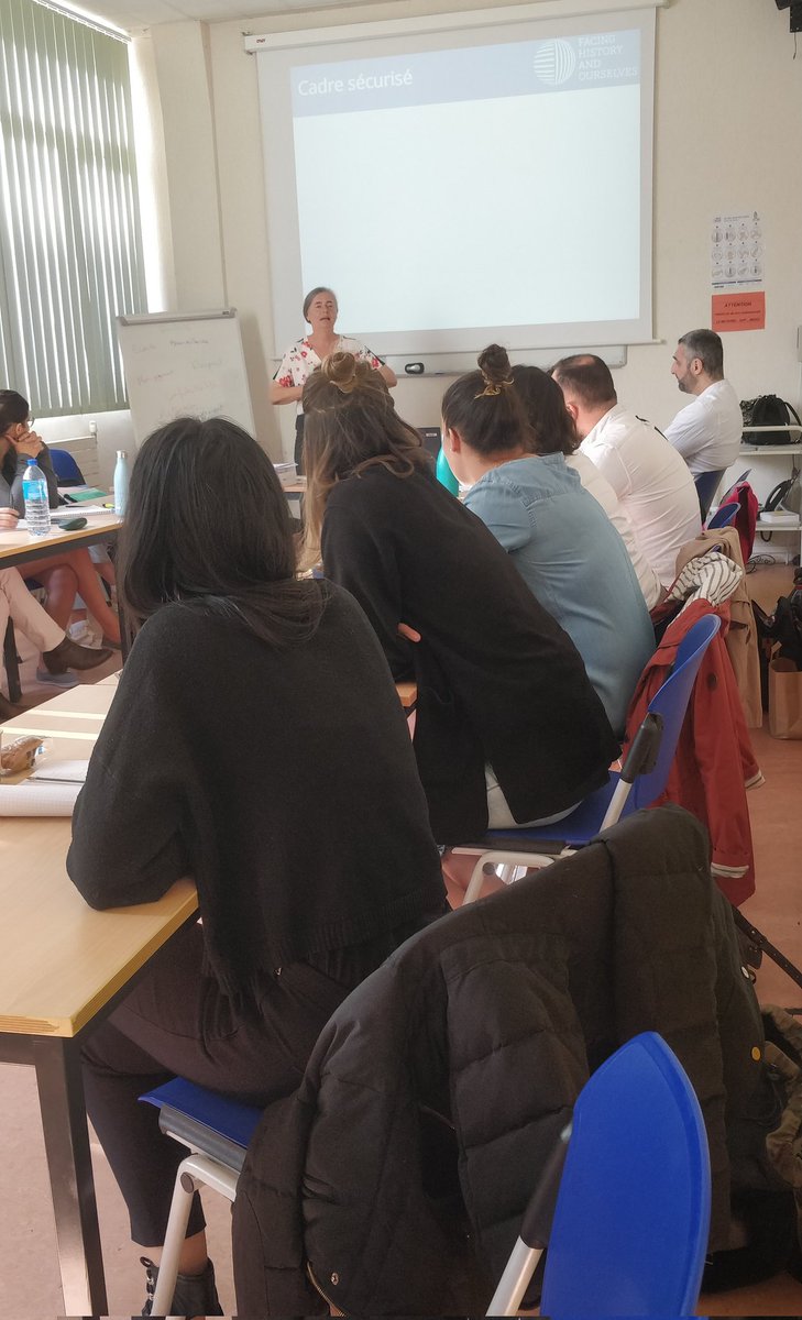 Sand_Augustin's tweet photo. 📢 ☀️ Dernière journée ➡️➡️➡️ #parcoursdeformation des #formateurs #CPE @acversailles avec @cveltcheff 🆕 @facinghistory 🔝 #citoyennetē #identitēs #sentimentdappartenance #seformerensemble💬 #partage 🫶 Un bel #engagement au sein de 🎉#teamCPE @sache_martine @StephaneRevelen https://t.co/JRrjE9ZM8H