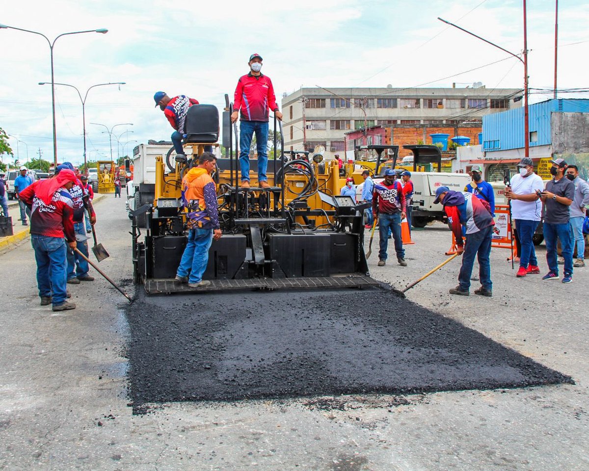 LuisJonasReyes's tweet photo. Reactivamos nuestro plan “Tapa Hueco” con una inversión de 1.000.000 BsD para continuar con el inmenso esfuerzo que estamos haciendo de mejorar la vialidad en nuestro Municipio. Yo vine a trabajar y a construir un mejor Municipio, cuenten con eso! https://t.co/lQ9LfHE2az