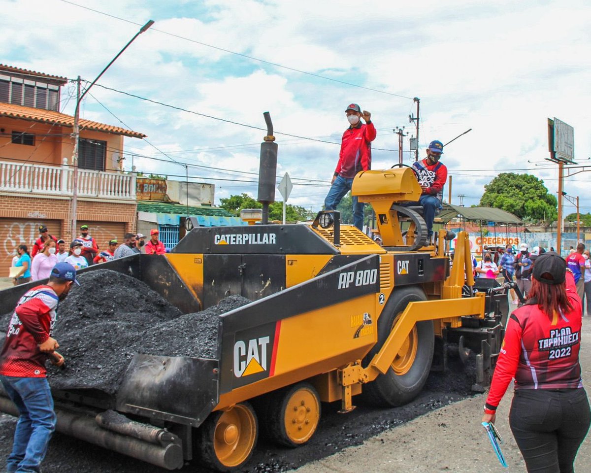 LuisJonasReyes's tweet photo. Reactivamos nuestro plan “Tapa Hueco” con una inversión de 1.000.000 BsD para continuar con el inmenso esfuerzo que estamos haciendo de mejorar la vialidad en nuestro Municipio. Yo vine a trabajar y a construir un mejor Municipio, cuenten con eso! https://t.co/lQ9LfHE2az
