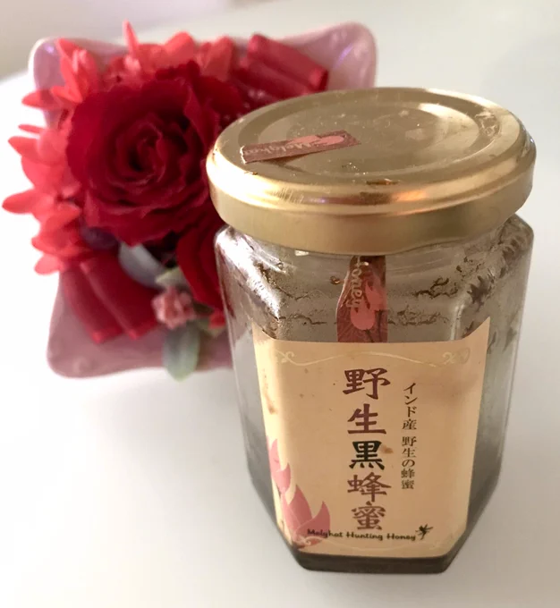 以前、二日酔い予防に良いとツイした蜂蜜ですが、〆切の恐怖(ストレス)を和らげる効果まであるらしい。

ベロベロ舐めまくります。 柴田亜美

#蜂蜜 
#自由人HERO 