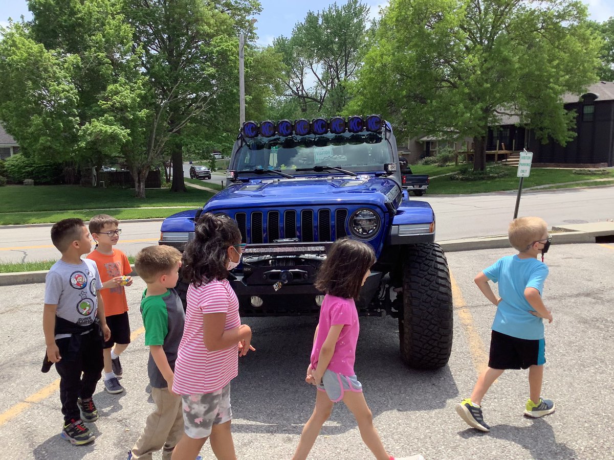 RocketsRR's tweet photo. We loved having local author David McBee come to visit. He even brought the real “DJ” in for kids to see. He shared how his own adventures were exciting &amp; he decided to turn them into real books for the world to share. Very exciting!❤️🚀💙⛰📚 #jeep #offroading #AuthorsOfTwitter https://t.co/LMf5I1A8nX