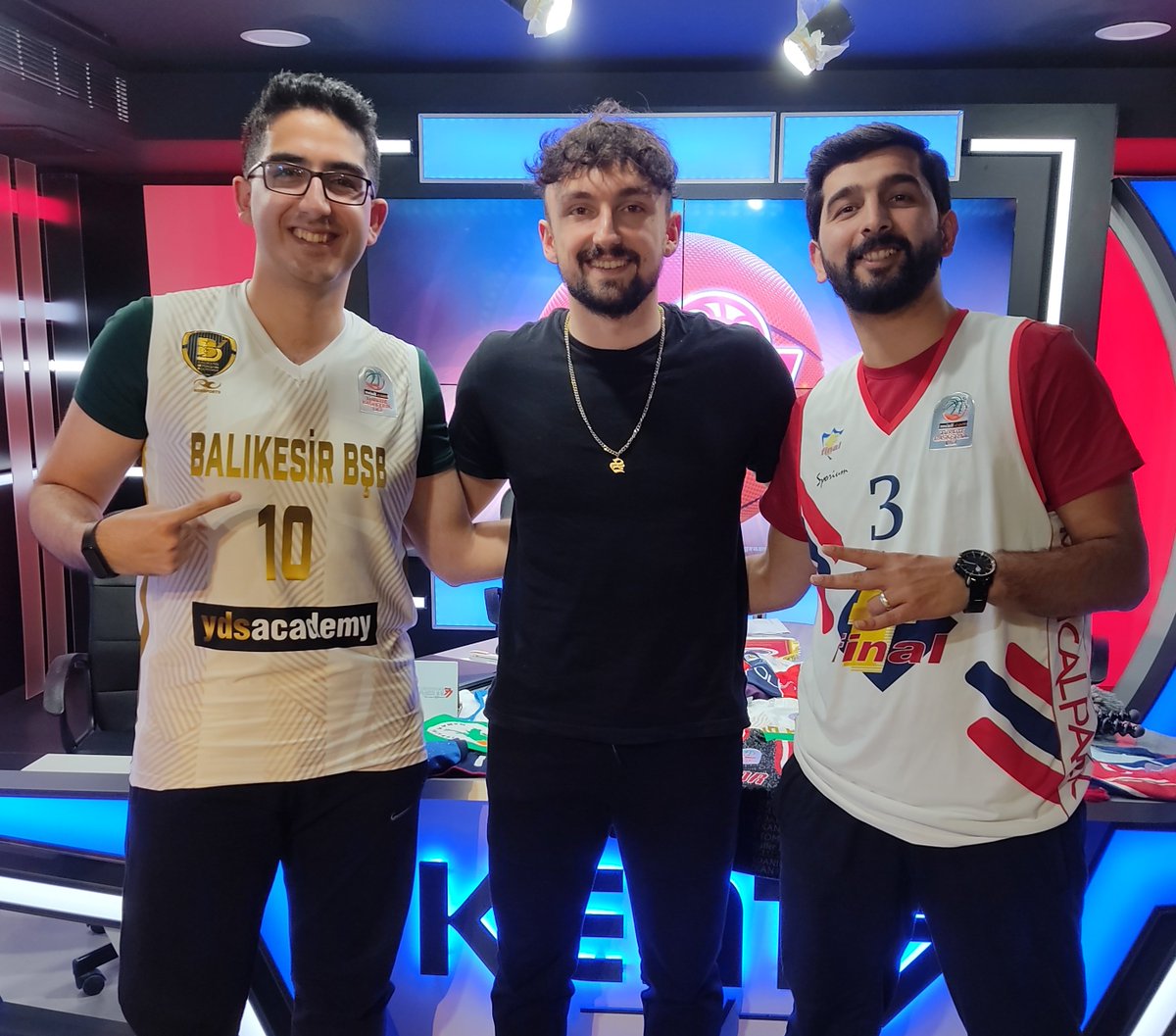 PotaAltiTV's tweet photo. 🏀 Pota Altı'nın yeni bölümünde, basketbolcu konuğumuz @sebogondur1 'le birlikte, TBL'de 30.haftayı ve play-off eşleşmelerini enine boyuna konuştuk.

Sebo Göndür'ün konuk olduğu yeni bölümü aşağıdaki linkten izleyebilirsiniz ⤵️
https://t.co/vKK2jsLbBI

#PotaAltı #TBL https://t.co/60JelZrnqY