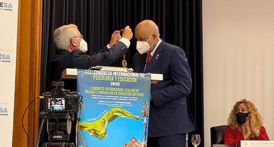 CInternaminerd's tweet photo. ·       El Ministro de Educación, Dr. Roberto Fulcar, recibe medalla de oro en reconocimiento a la política dominicana de formación docente durante la pandemia. https://t.co/dgK0AimAiW