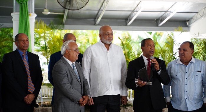 CInternaminerd's tweet photo. ·       El Ministro de Educación, Dr. Roberto Fulcar, recibe medalla de oro en reconocimiento a la política dominicana de formación docente durante la pandemia. https://t.co/dgK0AimAiW
