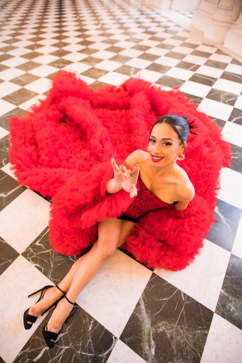 JuanjoCotilla's tweet photo. Este año la final de #Eurovision esta llena de baladas y canciones lentas, pero tenemos a la mami para despertar a toda Europa con su jugo de mængo 🥭 https://t.co/meOaS5Tzs0