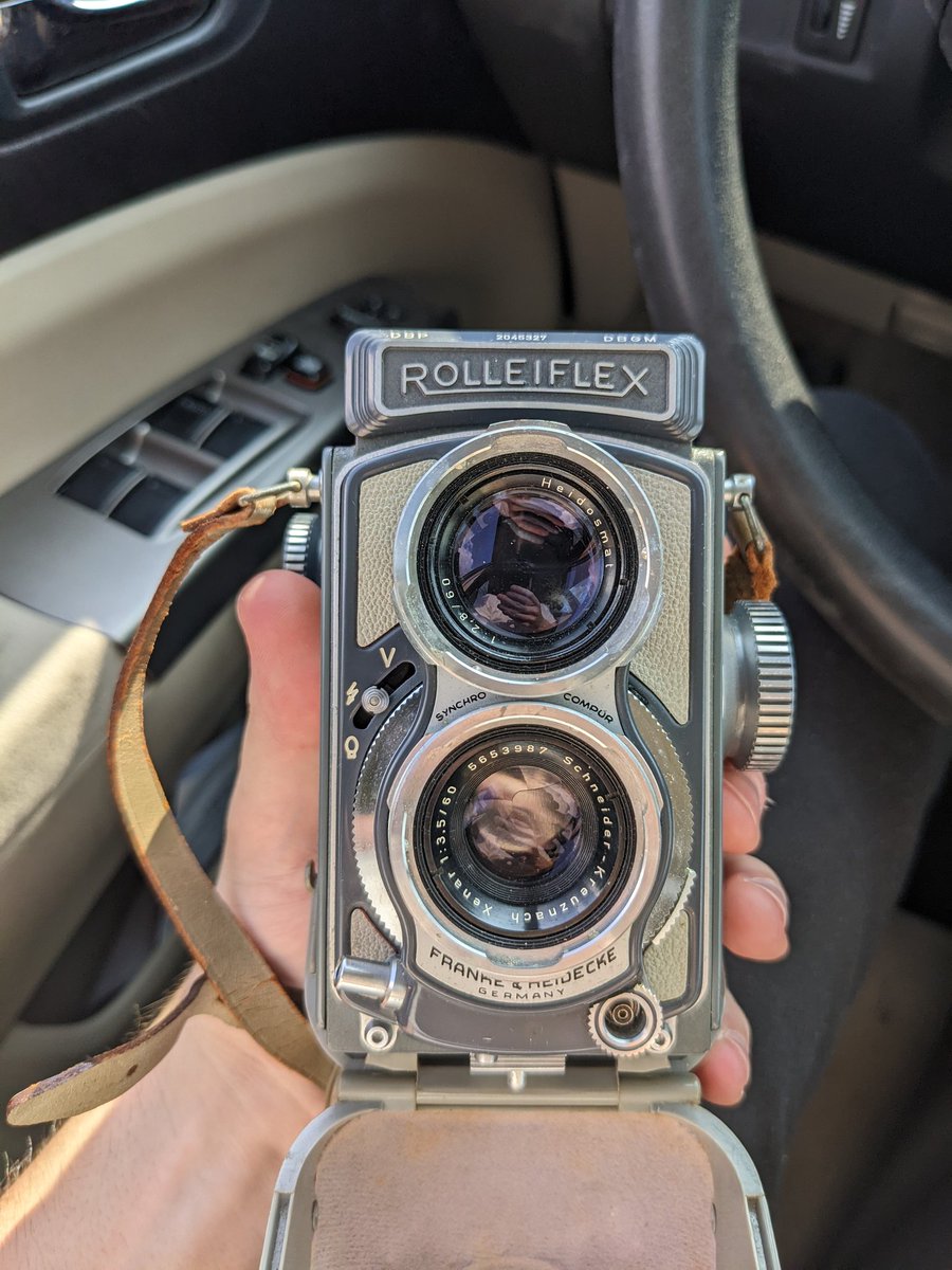 JordanJasa's tweet photo. Shooting on this lil guy #rolleiflex #babygrey https://t.co/x5HT4nu83X