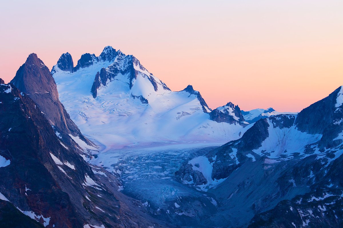 cmh_heli's tweet photo. Alpenglow in the Bugaboos 😍 
-
📸 - @johnemarriott https://t.co/ia5wyGIocd