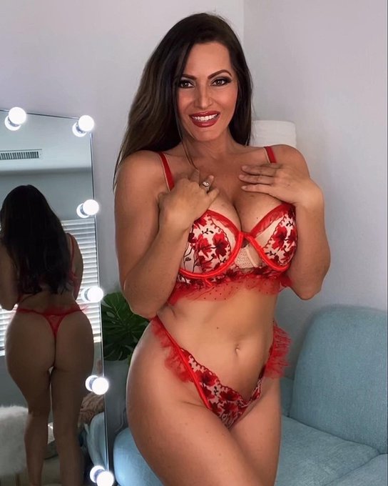 Maya🔥Spielman - Peek a boo 💋 https://t.co/8ubMT1z6RE