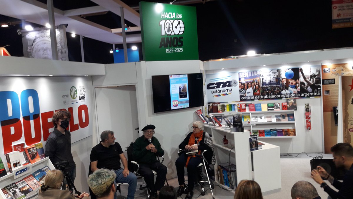edicionesciccus's tweet photo. 《La idea del título #LaOtraMirada fue de #StellaCalloni》Adolfo Pérez Esquivel en el stand de @ateprensa @CulturaATENac @ferialibro https://t.co/ycSdw0SrnR
