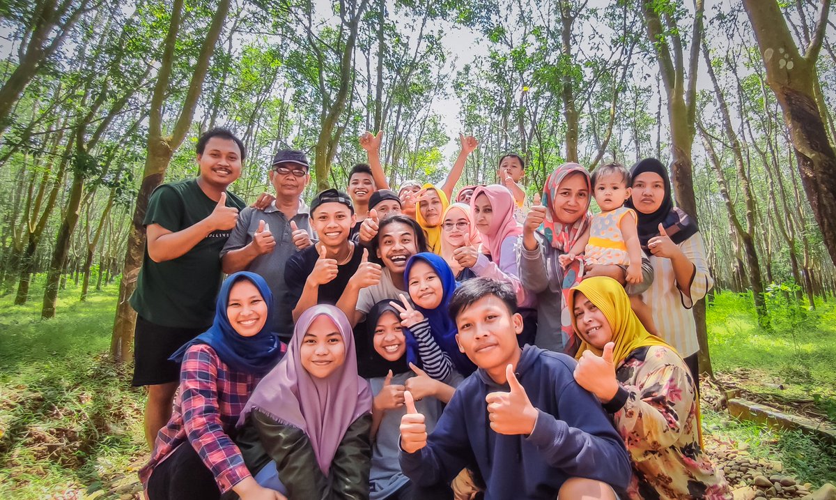 berjuang___'s tweet photo. Ngene tah rasane foto bareng 😅 https://t.co/ncTb7rwbMD