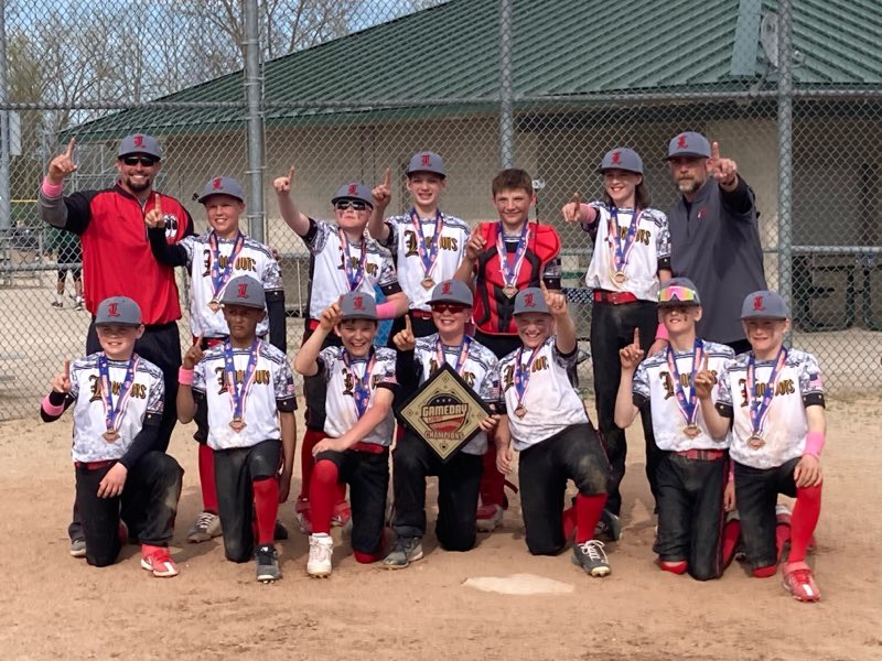 DO_Apparel_'s tweet photo. Adrian Lookouts had a weekend to remember!

The 10U, 11U, &amp; 12U all brought home the gold over the weekend. 

Way to represent! 👀

#LookGoodPlayGood
#MichiganMade
#MadeInTheUSA https://t.co/cbggq9Quns
