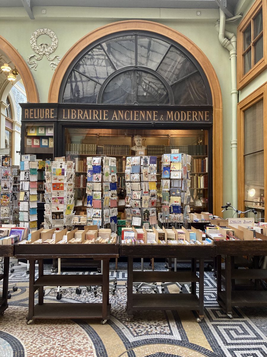 BFleurot's tweet photo. Passage Vivienne : Avec son charme d’Antan la Librairie Jousseaume est un vrai trésor ( c’est un monument littéraire pour les passionnés , on trouve des livres rares ) .. Colette qui habitait place des Vosges y avait ses habitudes dans cette librairie .. 📚📖📚 https://t.co/8BSN6zuT95