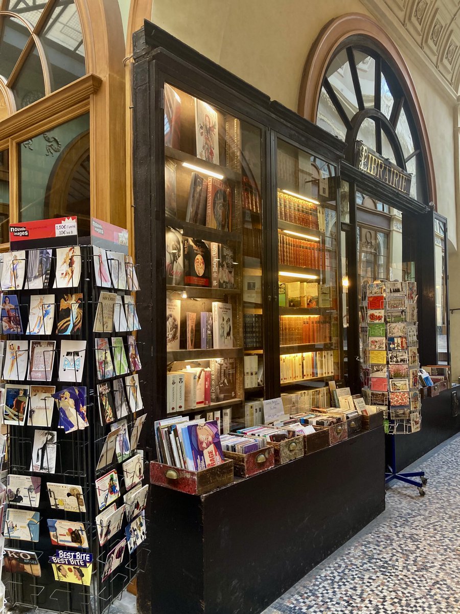 BFleurot's tweet photo. Passage Vivienne : Avec son charme d’Antan la Librairie Jousseaume est un vrai trésor ( c’est un monument littéraire pour les passionnés , on trouve des livres rares ) .. Colette qui habitait place des Vosges y avait ses habitudes dans cette librairie .. 📚📖📚 https://t.co/8BSN6zuT95