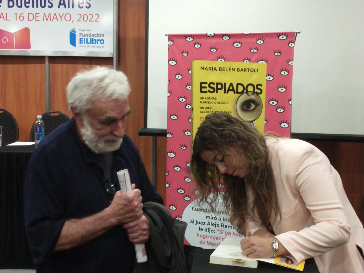 BelenBartoli's tweet photo. Algunas fotos de la presentación de #Espiados, de @Edicontinente, en la @ferialibro el lunes a la noche. Gracias a @santiodonnell y @portopim por acompañarme en la presentación. Y muchas gracias a todos y todas las presentes. Soy feliz https://t.co/txZOnGPpAF