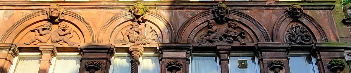A wee dauner round the closes, loanings &amp; vennels o Dumfries at teatime. Still chuffed at how much there is to see if only we look upwards instead of downwards #DUMFRIES #Scotland <a href="/DumfriesVisit/">MyDumfries</a> <a href="/SScotDAlliance/">SSDA - South of Scotland Destination Alliance</a> @DumfriesMuseum <a href="/LukeJMoloney/">Luke Moloney 🇺🇦</a> <a href="/dgcouncil/">Dumfries and Galloway Council</a> <a href="/artscotland/">Visual Artists</a> <a href="/TheStovies/">The Stove Network</a>