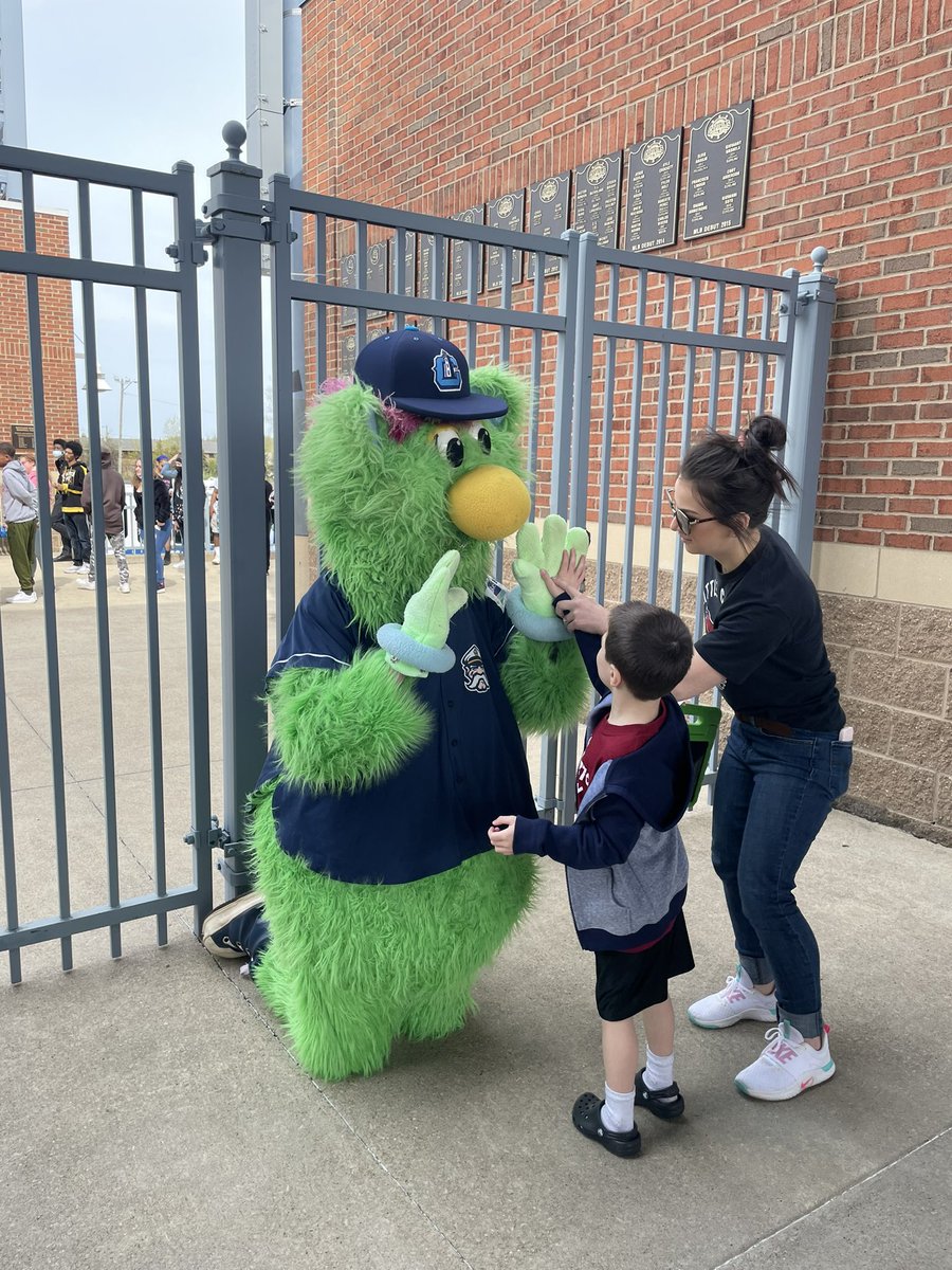 Mrs. Harrah tweet media