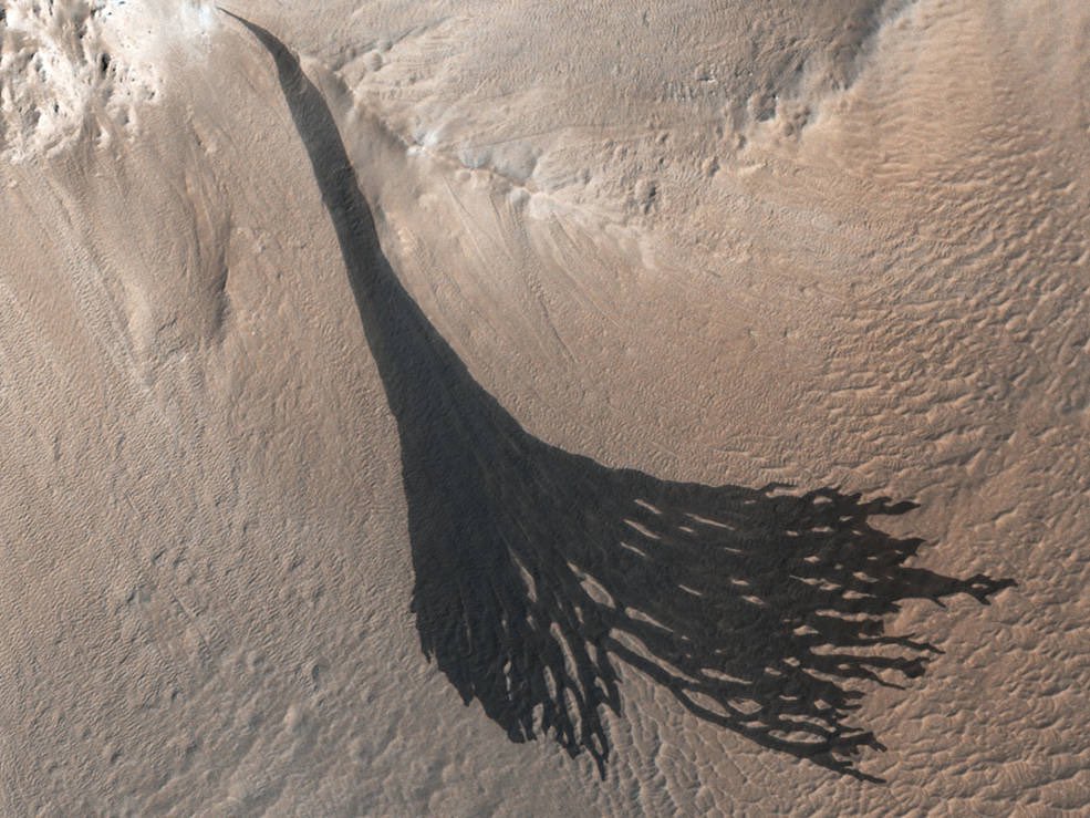HorizonsSonic's tweet photo. You can read more 👉 Journal of Geophysical Research: Planets, these scientists proposed a surprising answer that may also explain how dust avalanches, which are reshaping the planet, are triggered after sunrise.

📸@NASAJPL HIRISE- slope steaks resulting from dust avalanches 💡 https://t.co/FtcfRAb122