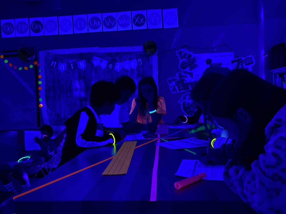 MissRoberts34's tweet photo. Glow day was a success! They worked so hard!! #JOleaders https://t.co/mEz6Em9gLJ