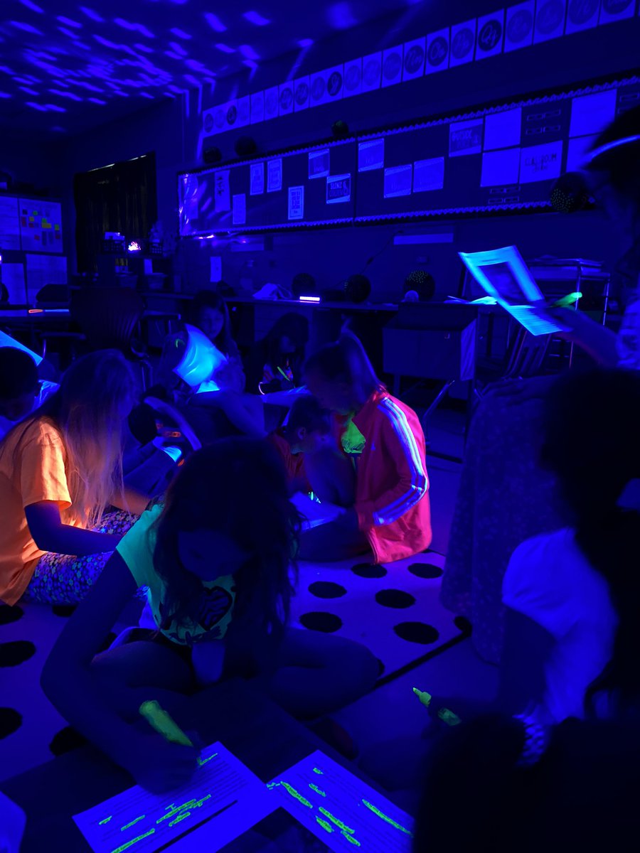 MissRoberts34's tweet photo. Glow day was a success! They worked so hard!! #JOleaders https://t.co/mEz6Em9gLJ