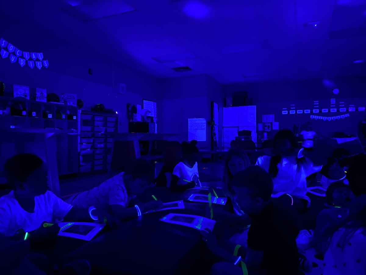 MissRoberts34's tweet photo. Glow day was a success! They worked so hard!! #JOleaders https://t.co/mEz6Em9gLJ