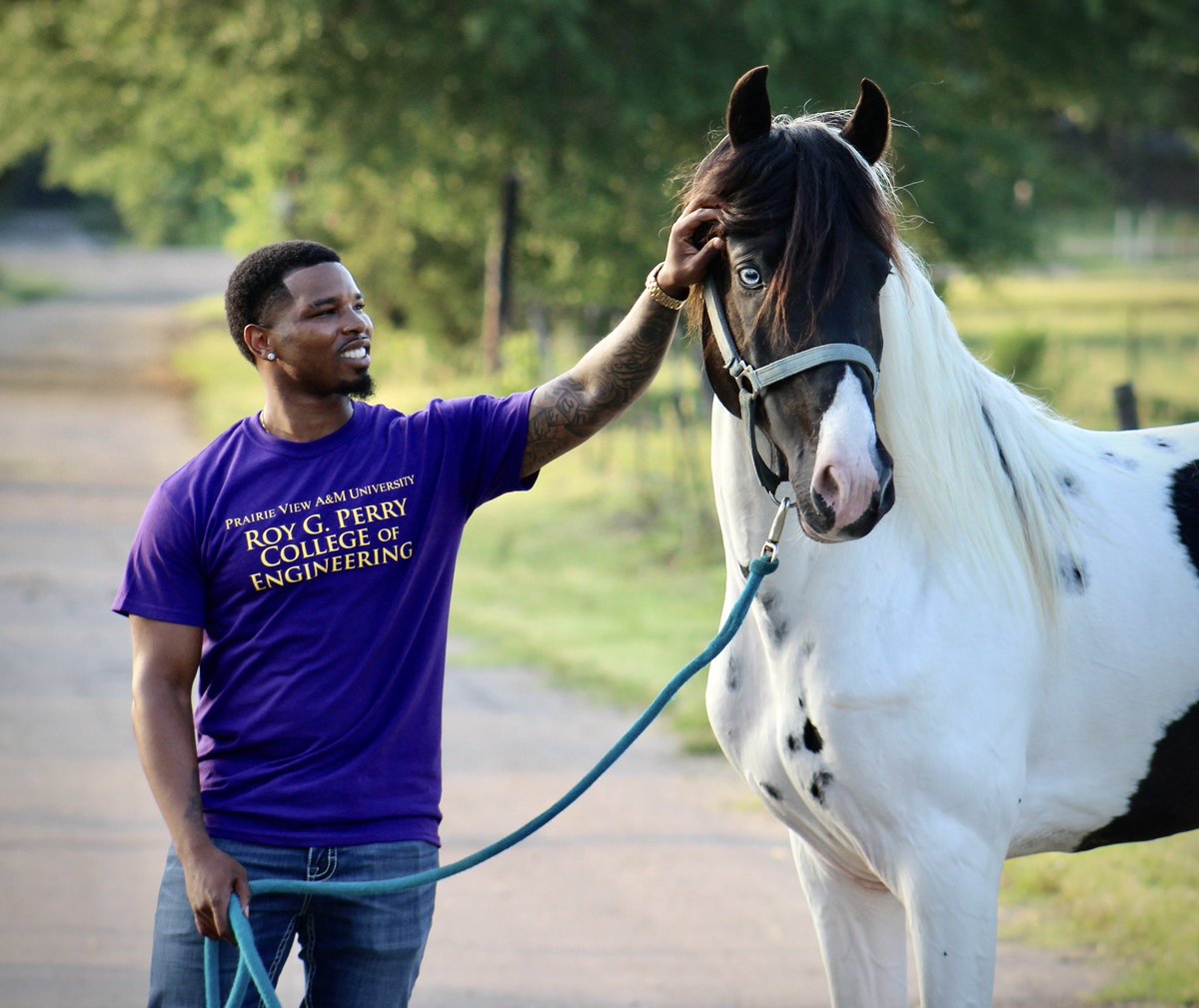 _5ive5ive's tweet photo. My advice  to anyone thats doing sumn , DONT GIVE UP . No matter how hard or far away it may seem just keep going. May 14, 2022 on me and my pops BIRTHDAY  I will be graduating from THE Prairie View A &amp;M University with a B.S. in Civil Engineering.  🎉🎊🍾 IM IN A PARTY MOOD https://t.co/EEeBYl2nKW