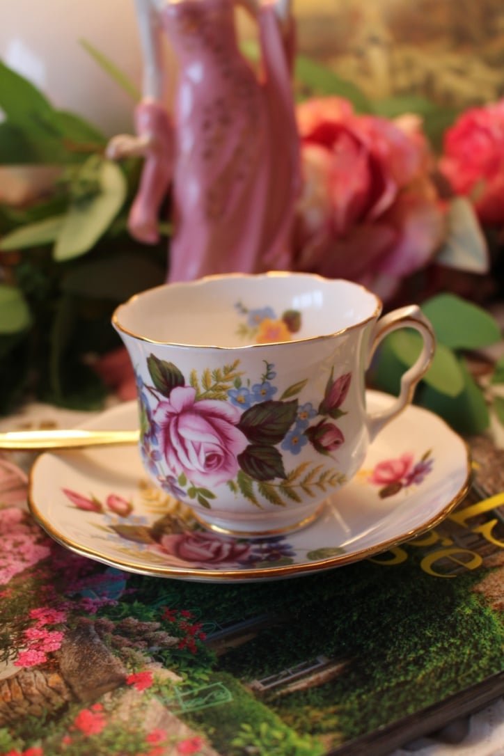LindaPDIB's tweet photo. 💕⊰⊹There is hardly a place on earth that is not made more beautiful by the grace of a rose. Happy Teacup Tuesday to all! #PinkDaysInBloom #TeacupsForHope #TheTeaDresser #MorningTea #TheFirstCupIsTheBest @TeaTimeMag @VictoriaMag https://t.co/oP10fHrY5c