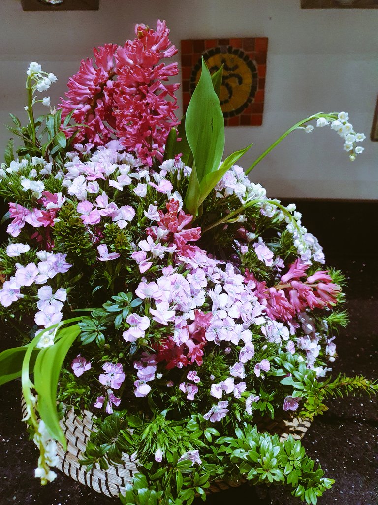 NidhiMcr's tweet photo. #DuchessofCambridge favourite flowers @ManCathedral was very special today as we mark the 5th Anniversary of the #Arenaattack Remember that we will not look back in anger but love for those lost
Thankyou @deanroggovender @sausagebrain @joanneroney @GMPCityCentre @GMPCityCentre https://t.co/oZoV4h7wC6