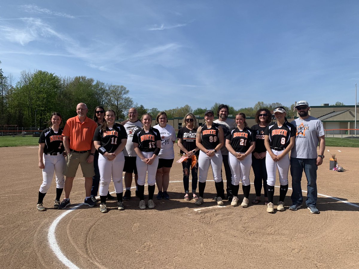 Congrats to these 5 awesome ladies! #Seniors2022 🥎🎓
