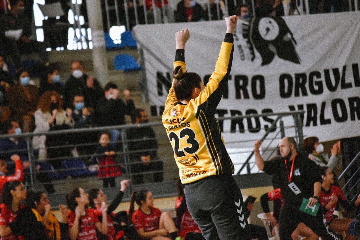 BMPozueloCva's tweet photo. Nuestra portera Paola Santos ha vuelto a ser convocada con la Pre-Selección Uruguaya 🇺🇾

La convocatoria tiene como objetivo la preparación para los Juegos Odesur y el surcentroamericano de este año!

Nos alegramos mucho Espartana y te deseamos la mejor de las suertes ❤️🖤🚢🎯🍍 https://t.co/mtqrTJ0u9Y