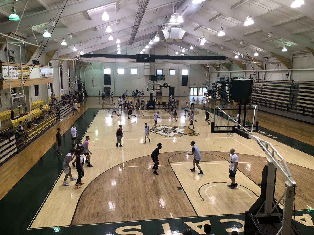 DP_Harris_'s tweet photo. D It up basketball 🏀 camp 20 plus years of kids coming to learn the game. Love the partnership with Nike sports camp. Lots of kids already signed up . See you at camp https://t.co/AuZvlVqIX3