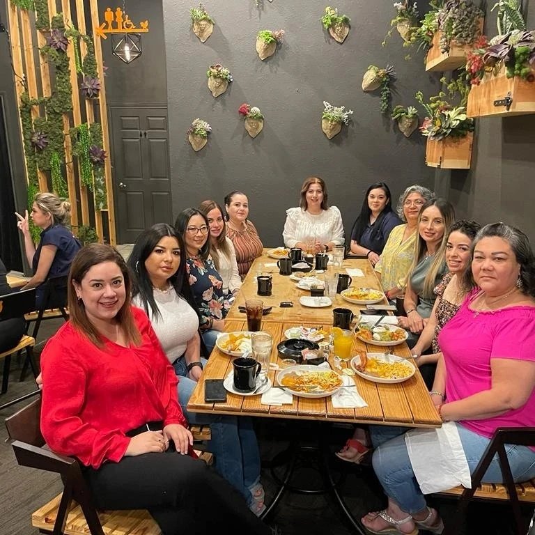 tmt_services's tweet photo. 🌸 El día de hoy festejamos a todas nuestras Mamás de TM Transportation 🤍🌸

 ¡MUCHAS FELICIDADES! Disfruten mucho su día 💕 🙌🏻 https://t.co/i0H1LUP9zE