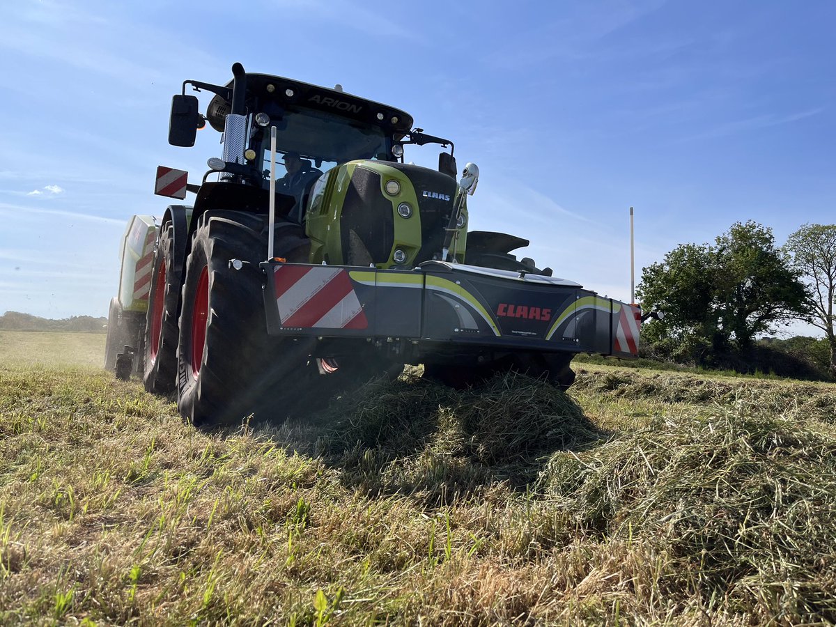 SimonMasq's tweet photo. En mode démonstration #CLAAS #UNIWRAP https://t.co/4OfeeBb4Lm