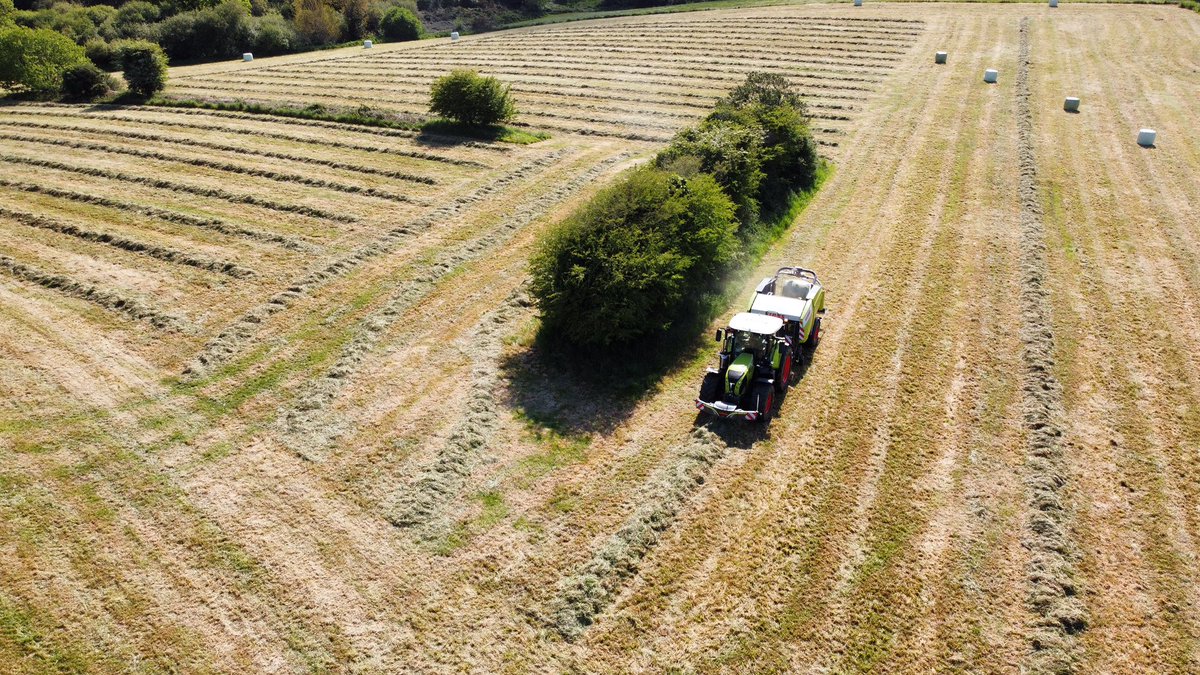 SimonMasq's tweet photo. En mode démonstration #CLAAS #UNIWRAP https://t.co/4OfeeBb4Lm