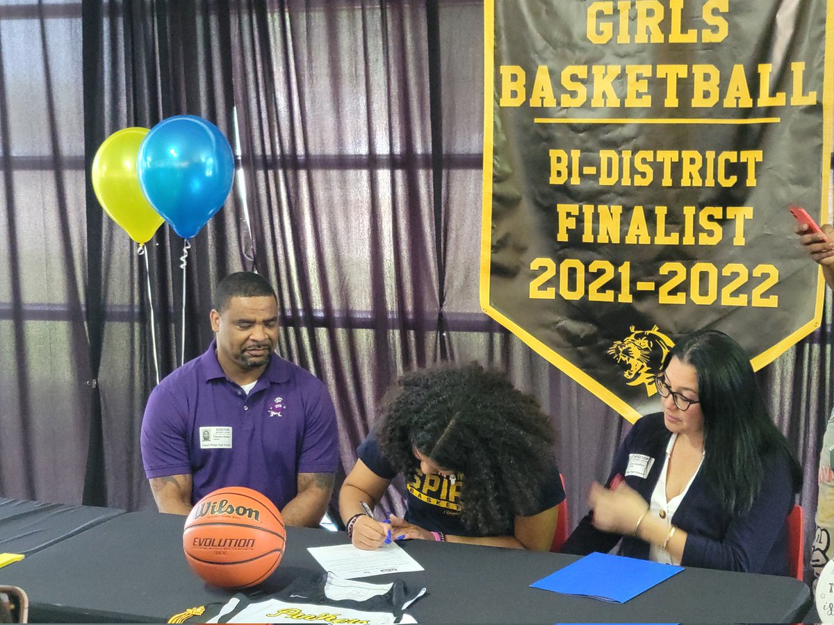 txelitebball's tweet photo. Congratulations to Larisa Banks on signing today to St. Mary's in Kansas! We are very proud of you. https://t.co/WIt2ukT0ge
