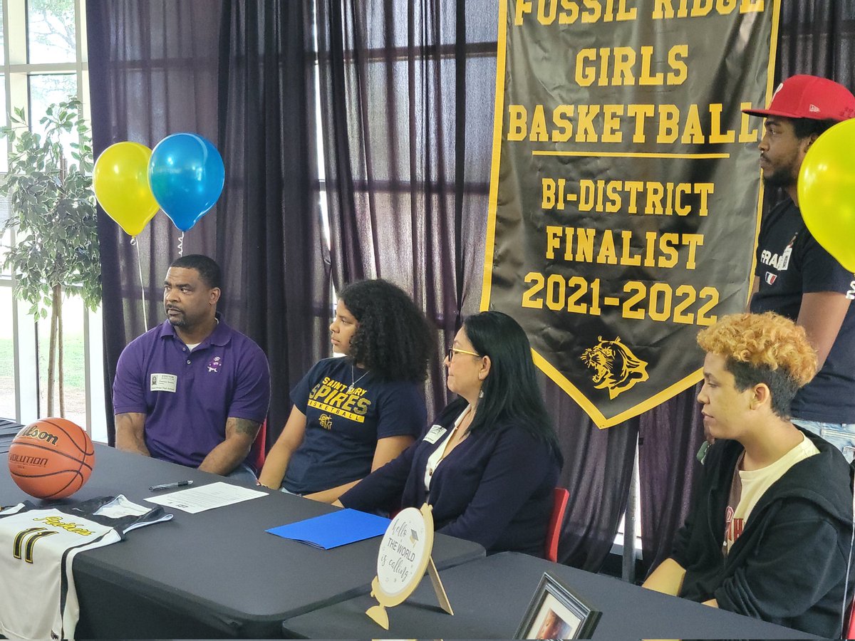 txelitebball's tweet photo. Congratulations to Larisa Banks on signing today to St. Mary's in Kansas! We are very proud of you. https://t.co/WIt2ukT0ge