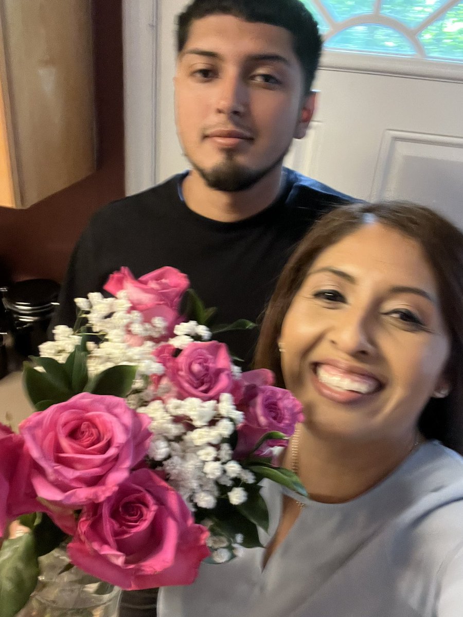 JanethROficial's tweet photo. Agradezco a Dios por el regalo de ser madre, por darme una razón más para vivir, mi hijo mi motor mi fuerza, El no es de los que suelta la sonrisa de oreja a oreja pero si de los que tiene un gran corazón lleno de gratitud pero sobretodo lleno de el amor de Cristo Jesús🙌🏻❤️ https://t.co/oFR8L7eABn