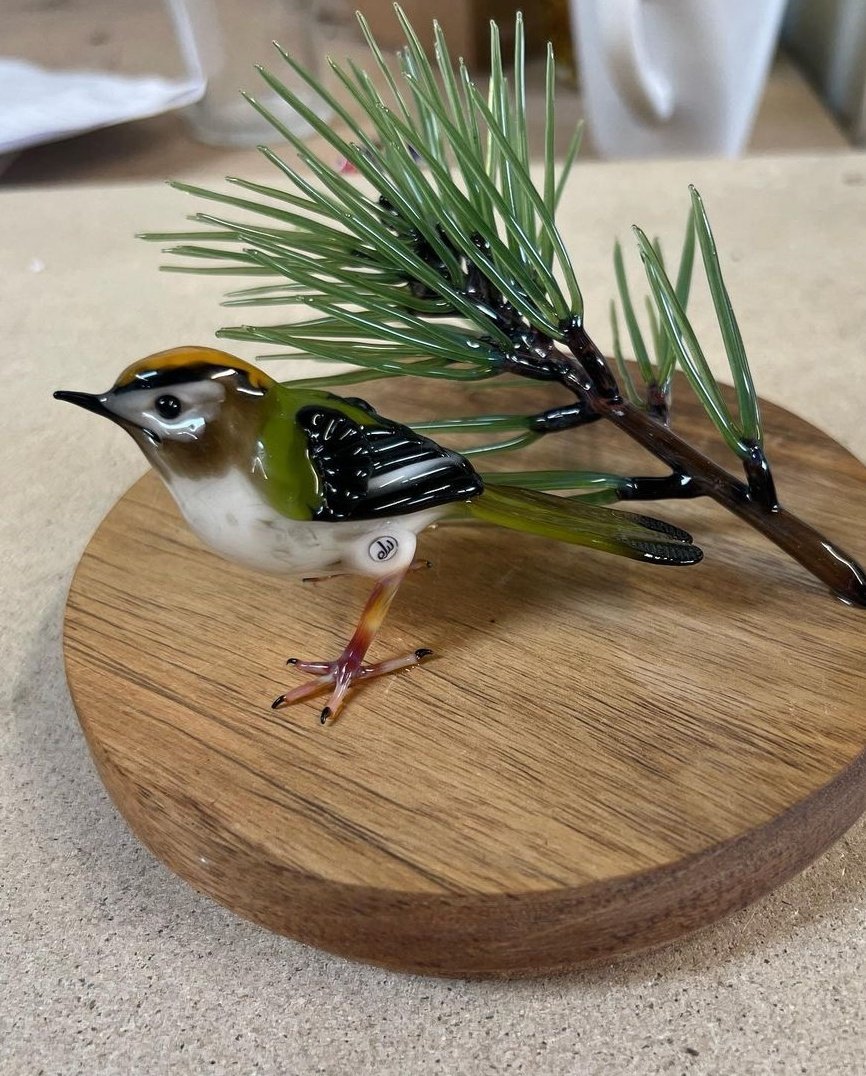 TheSussexGuild's tweet photo. Meet the maker Elizabeth Welch and her wonderful  glass animal.
#birdwatching 
#birds 
#glass 
#nature 
#handcrafted 
#MadeWithLove 
#Wednesdayvibe 
#naturelovers 
#giftideas 
#gift 
#glassartists 
#rspb 
#sussexdowns 
#WomensArt https://t.co/9Boj34jjzN