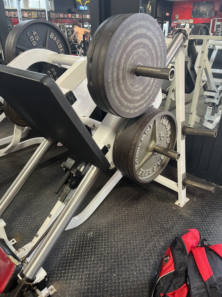 nob_rolen's tweet photo. Don’t skip leg day and don’t watch porn https://t.co/Nn9eNDU56C