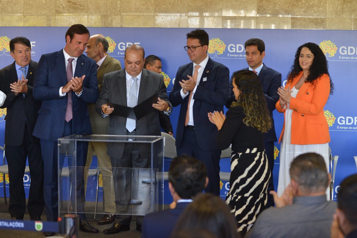 OABDF_oficial's tweet photo. OAB/DF participa da cerimônia de encaminhamento à Câmara Legislativa do projeto de lei que estabelece a advocacia dativa no Distrito Federal. Confira: https://t.co/uzKDmHmS21

#oabdf #advocacia #buriti #advocaciadativa https://t.co/0Bx8mWRlnU