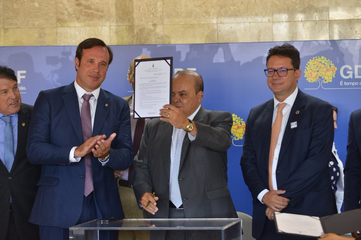 OABDF_oficial's tweet photo. OAB/DF participa da cerimônia de encaminhamento à Câmara Legislativa do projeto de lei que estabelece a advocacia dativa no Distrito Federal. Confira: https://t.co/uzKDmHmS21

#oabdf #advocacia #buriti #advocaciadativa https://t.co/0Bx8mWRlnU