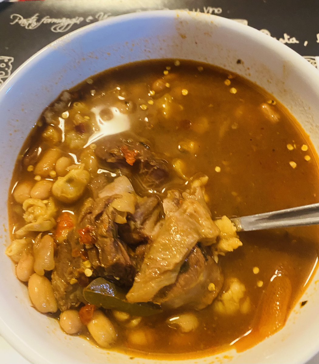 Kiyotzi's tweet photo. Muy enojada comiendo gallina pinta hecha por mi apá. 🙃 #delishus https://t.co/yuxsWtvhbi
