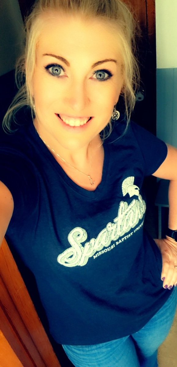 meliwwjd's tweet photo. Representating my alma mater at #decisionday2022 #kcerocks @MoBaptistU #ShineOn https://t.co/BgL0QwlY62