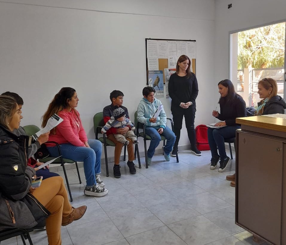RFlutsch's tweet photo. ¡Llevamos la escuela secundaria a la ruralidad neuquina! 🏫
Comenzamos a dar a conocer, en territorio, sobre este nuevo formato de Educación Secundaria Situada en Contexto de Ruralidad, a sus sedes en #Huncal, #LosCatutos, #AguadaSanRoque y #OctavioPico https://t.co/yuDVFPBWXu