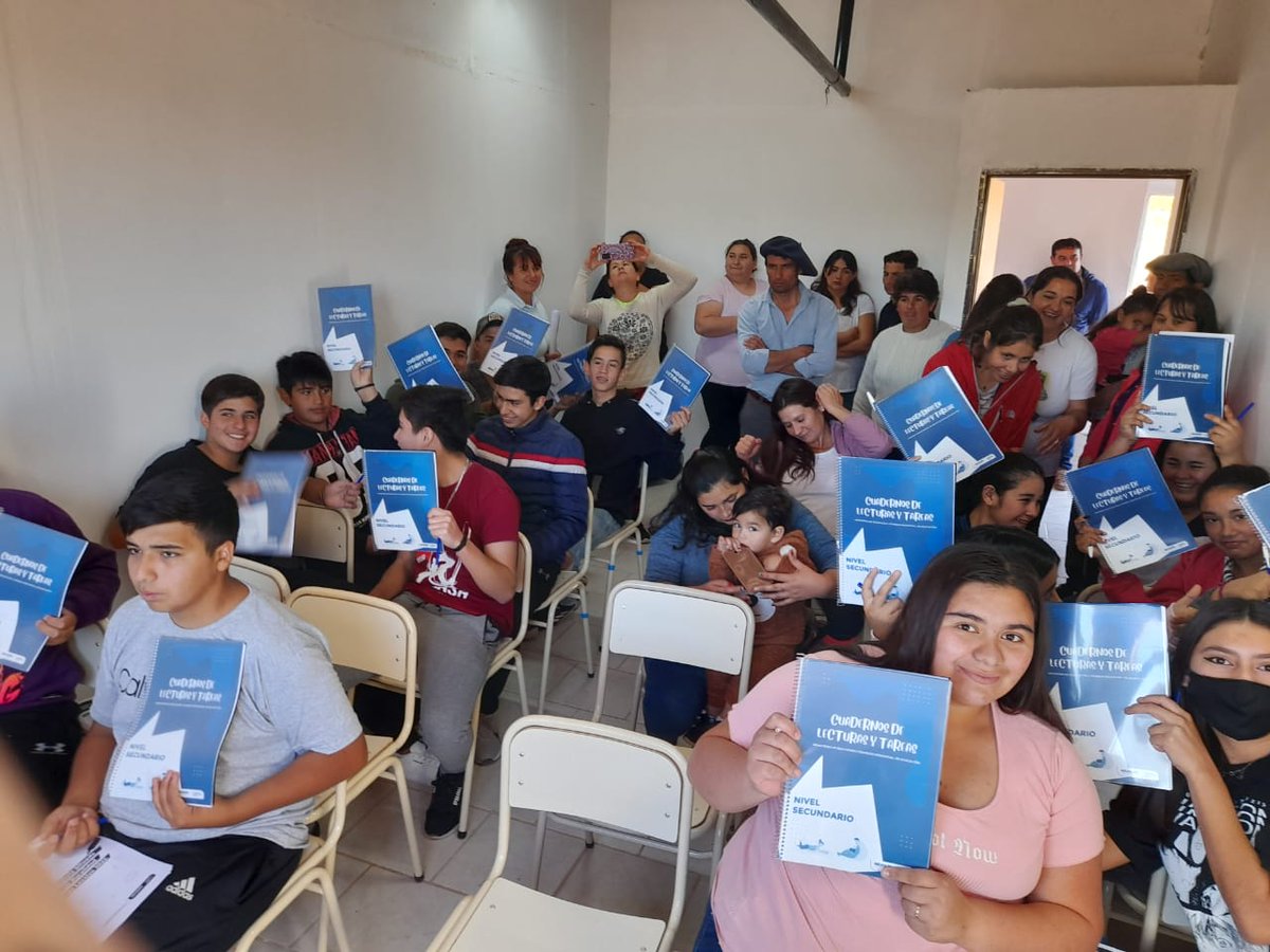 RFlutsch's tweet photo. ¡Llevamos la escuela secundaria a la ruralidad neuquina! 🏫
Comenzamos a dar a conocer, en territorio, sobre este nuevo formato de Educación Secundaria Situada en Contexto de Ruralidad, a sus sedes en #Huncal, #LosCatutos, #AguadaSanRoque y #OctavioPico https://t.co/yuDVFPBWXu