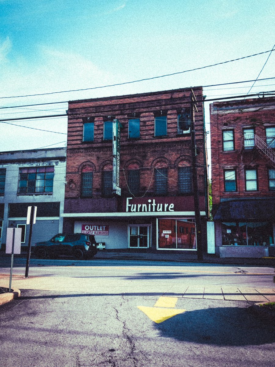 jer_welsh's tweet image. Taking pictures on my phone while picking up takeout. Guy comes up behind me and said:
“You must be Japanese”
Me: “uhh no????”
“Them Japanese take a lot of pictures”
Me: “ok, have a nice one”
*gets in the truck and leaves*
#yikes #photographer #streetphotography