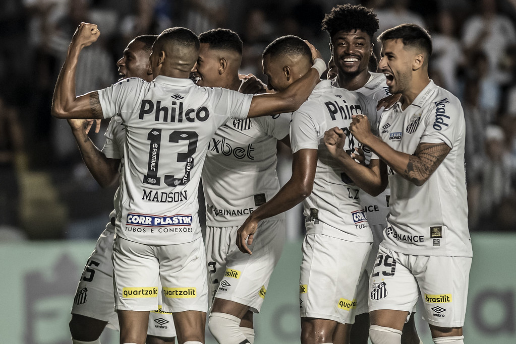 SantosFC's tweet photo. União desde antes do início até depois do fim. Isso é Santos! ⚪⚫ https://t.co/zX4qsNFQy2