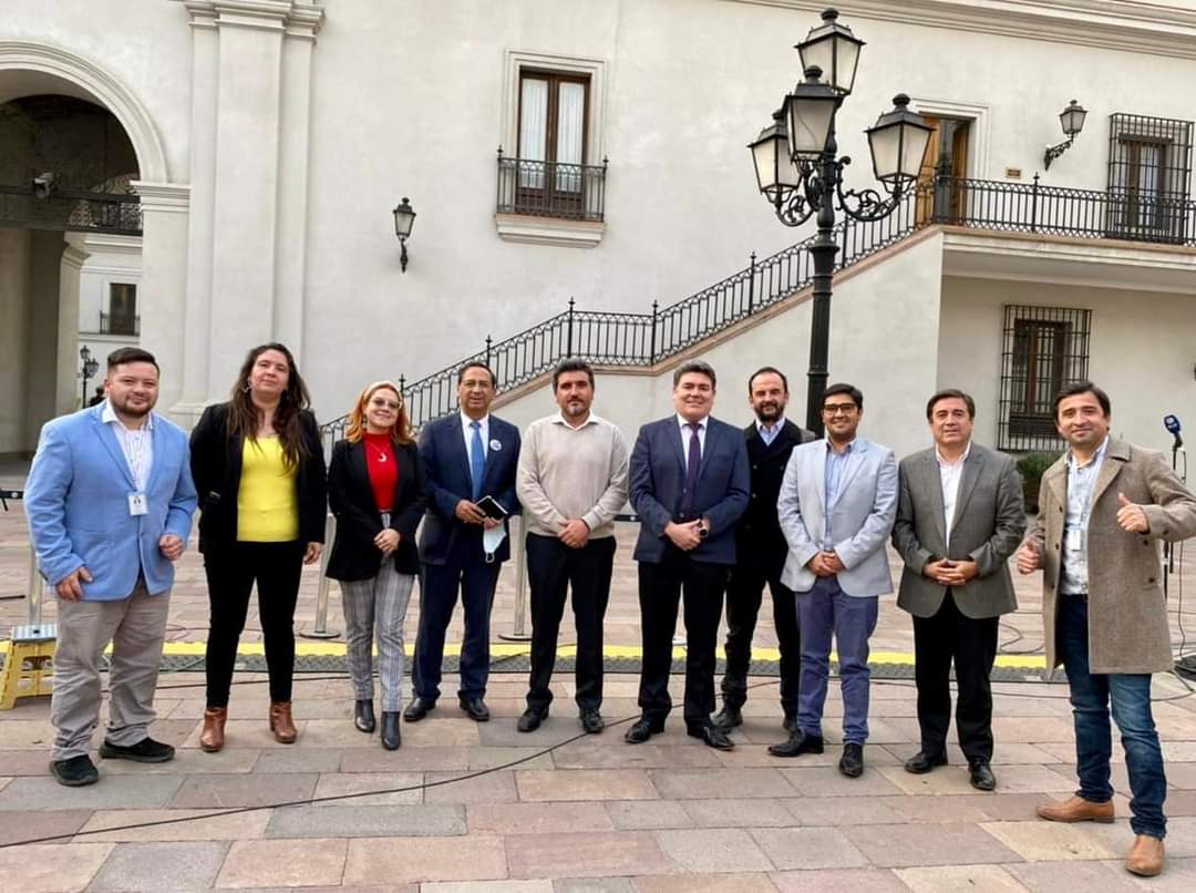 Muni_SanEsteban's tweet photo. Alcalde @cortevill, junto a los Diputados @NelsonVenegas_ y @mfranbello, el Constituyente @cgomezcas y alcaldes del Valle, se reunieron con Subdere, @MiguelCrispiS, para plantear necesidades de comunas y retomar gestiones para concretar Región Aconcagua.

#SanEstebanMásCerca❤️ https://t.co/HezGq8aKMQ