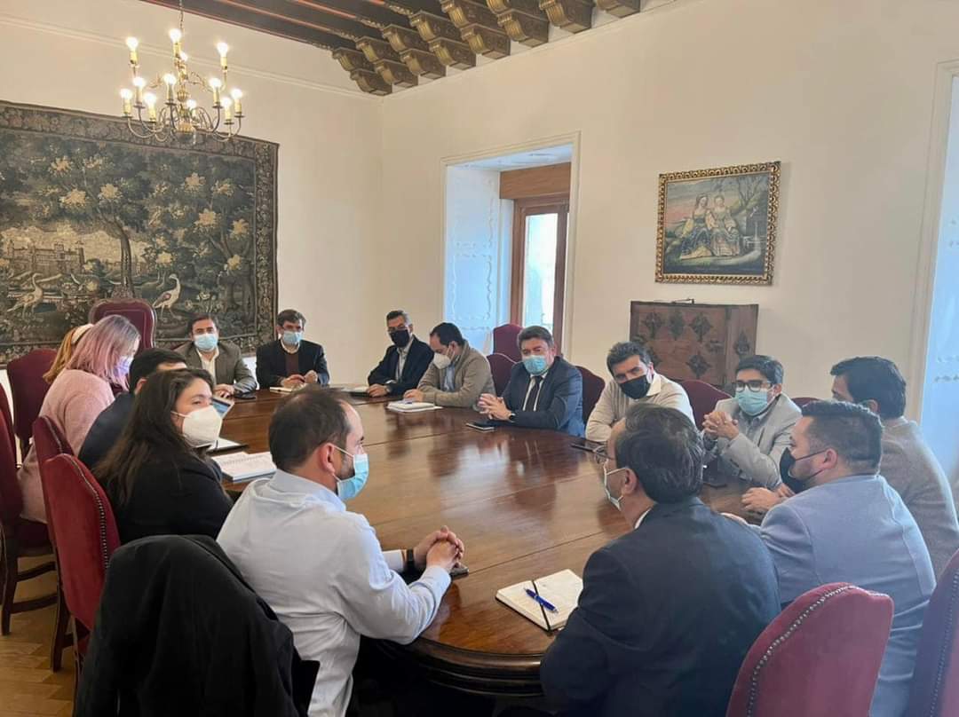 Muni_SanEsteban's tweet photo. Alcalde @cortevill, junto a los Diputados @NelsonVenegas_ y @mfranbello, el Constituyente @cgomezcas y alcaldes del Valle, se reunieron con Subdere, @MiguelCrispiS, para plantear necesidades de comunas y retomar gestiones para concretar Región Aconcagua.

#SanEstebanMásCerca❤️ https://t.co/HezGq8aKMQ