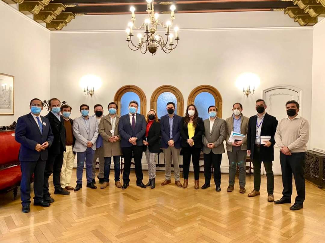 Muni_SanEsteban's tweet photo. Alcalde @cortevill, junto a los Diputados @NelsonVenegas_ y @mfranbello, el Constituyente @cgomezcas y alcaldes del Valle, se reunieron con Subdere, @MiguelCrispiS, para plantear necesidades de comunas y retomar gestiones para concretar Región Aconcagua.

#SanEstebanMásCerca❤️ https://t.co/HezGq8aKMQ